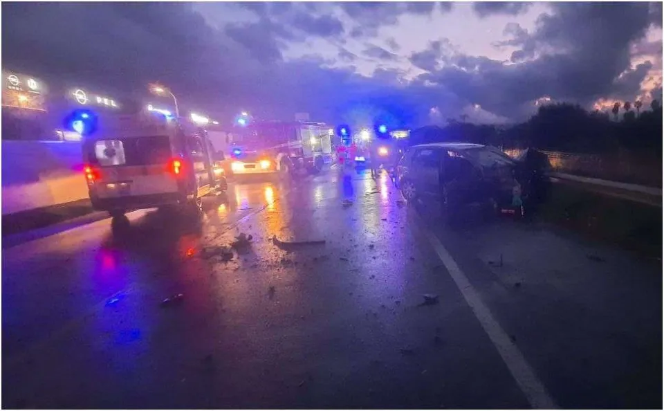 Auto sbanda e sbatte contro guardrail: un morto ed un ferito sulla SS106