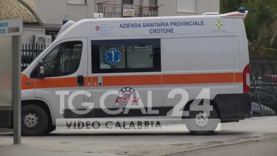 Tragedia a Crotone: operaio 35enne precipita da un tetto mentre stava lavorando