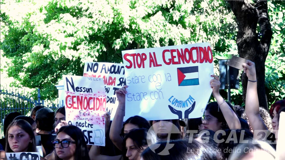 Crotone, studenti del liceo Pitagora in piazza per Gaza