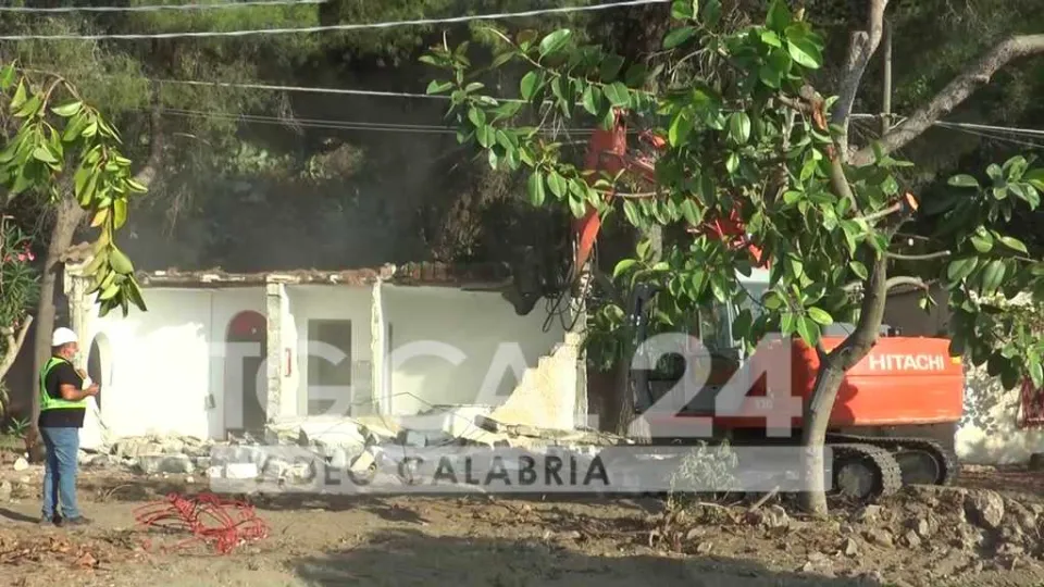 VIDEO | Stalettì: iniziata questa mattina la demolizione delle villette sequestrate