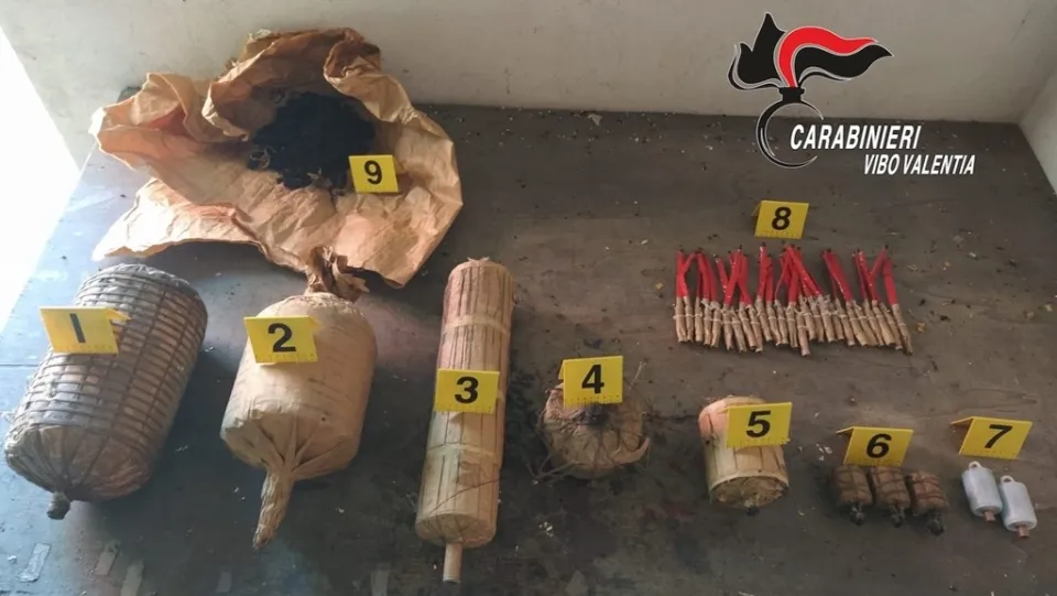 Trovati 30 kg di materiale esplodente in un casolare privato nel Vibonese: denunciato il proprietario