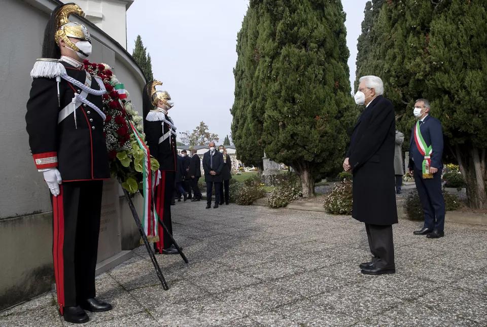 Mattarella rende omaggio a tutte le vittime del Covid-19 al cimitero di Castegnato (VIDEO)