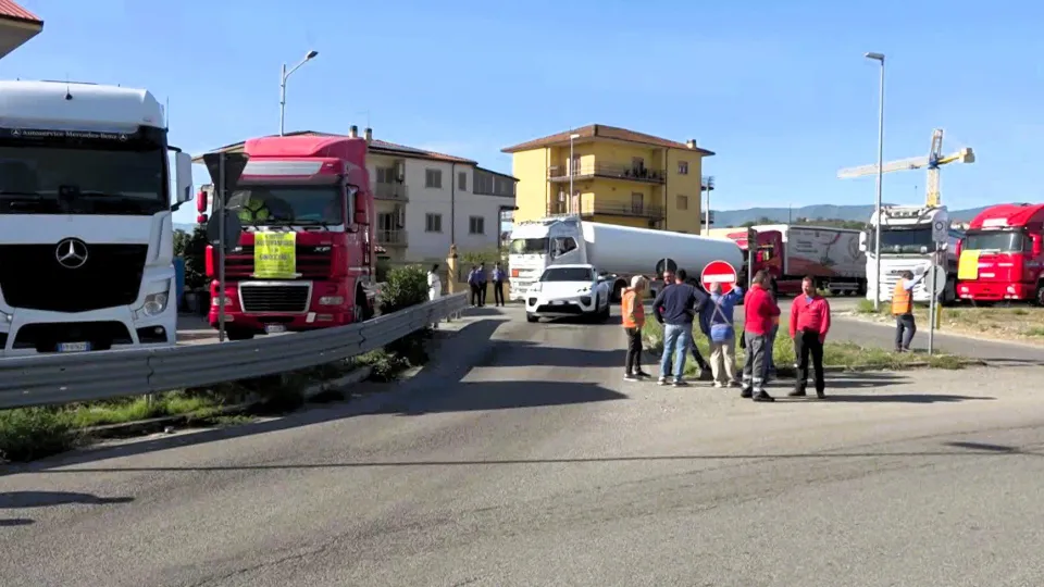 Protesta degli autotrasportatori, scaffali semivuoti nei supermercati calabresi