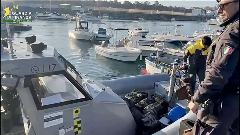 Gioia Tauro, maxi sequestro di cocaina: quasi 400 chili intercettati