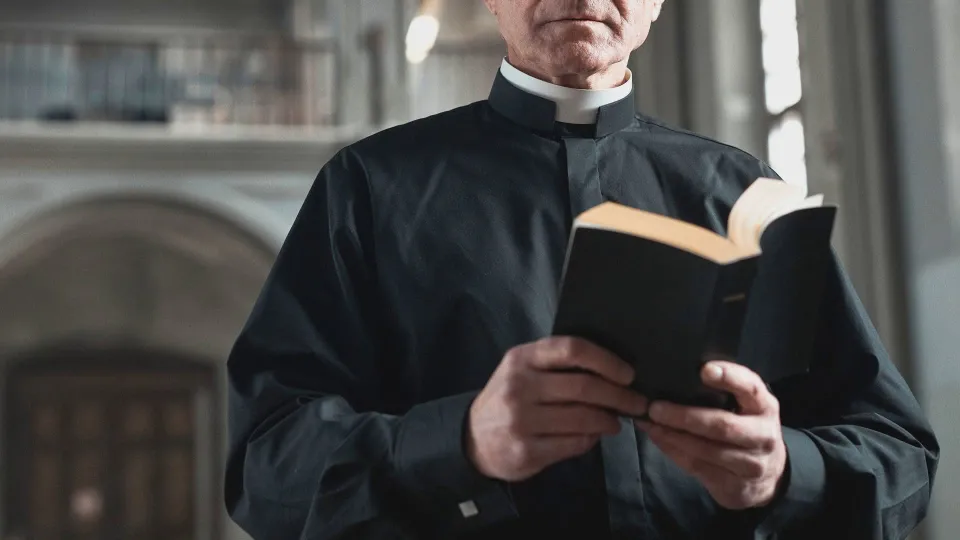 Procura di Locri: «Nessuna misura cautelare nei confronti del sacerdote»