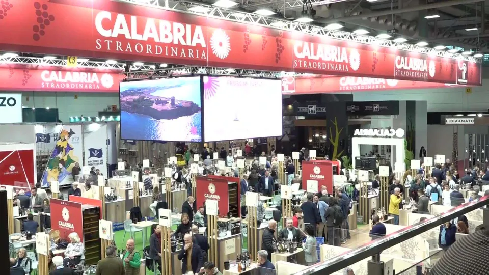 Calabria protagonista al Vinitaly 2026 tra arte e territorio
