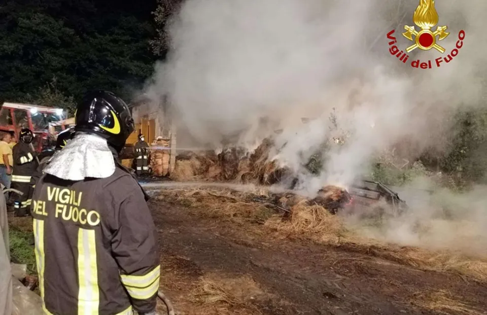 In fiamme un deposito di balle di fieno: Vigili del fuoco al lavoro per tutta la notte ad Arena