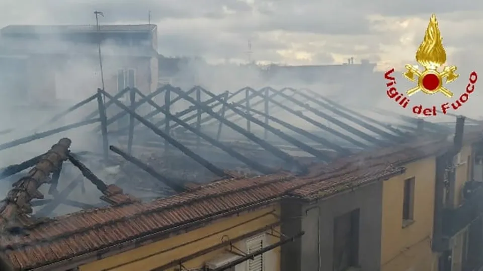 Paura nel Vibonese: incendio devasta quattro appartamenti in pieno centro a Dasà
