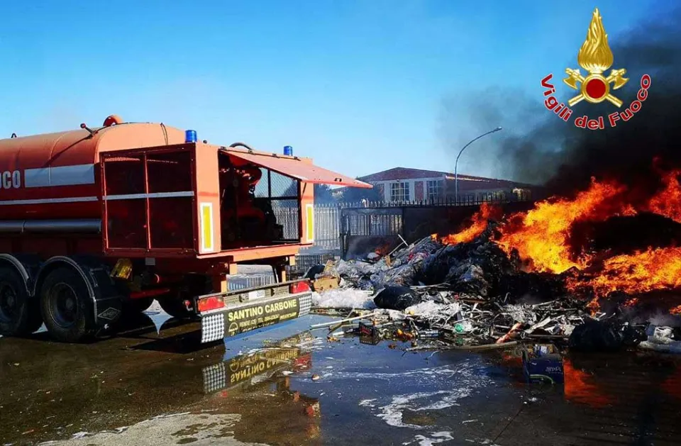 Crotone, grosso incendio di rifiuti provoca problemi sulla Statale 106