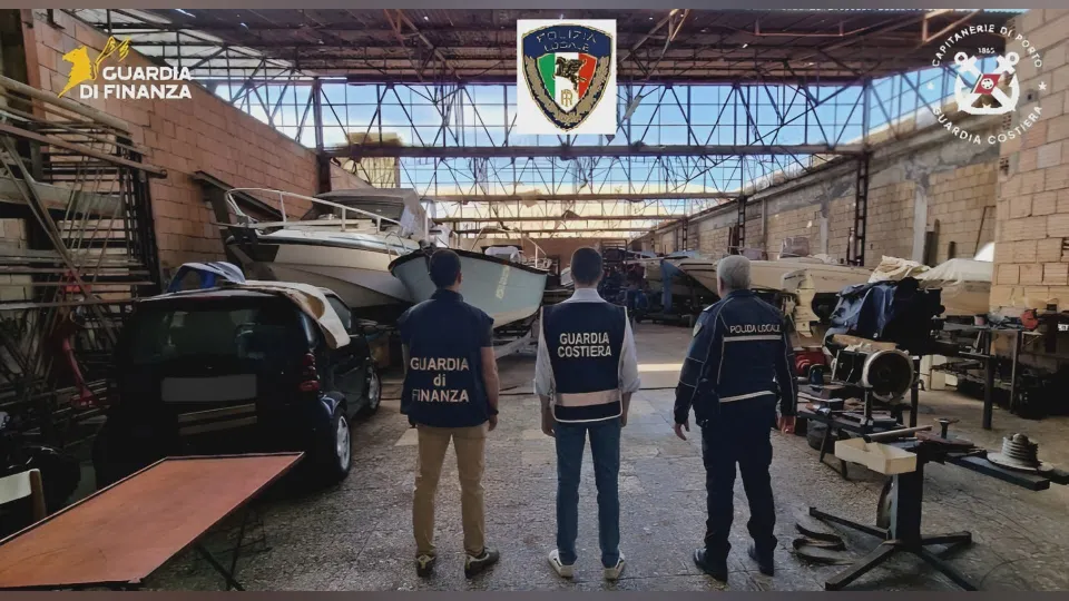 Capannone trasformato in rimessaggio abusivo: sequestro e denunce