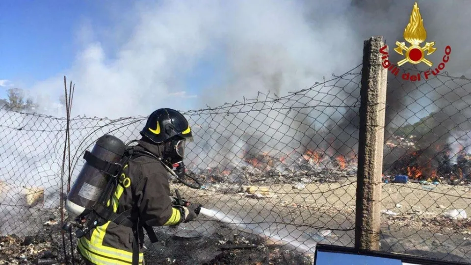 Giornata impegnativa per i pompieri di Crotone: a fuoco l'isola ecologica di Cutro (FOTO)