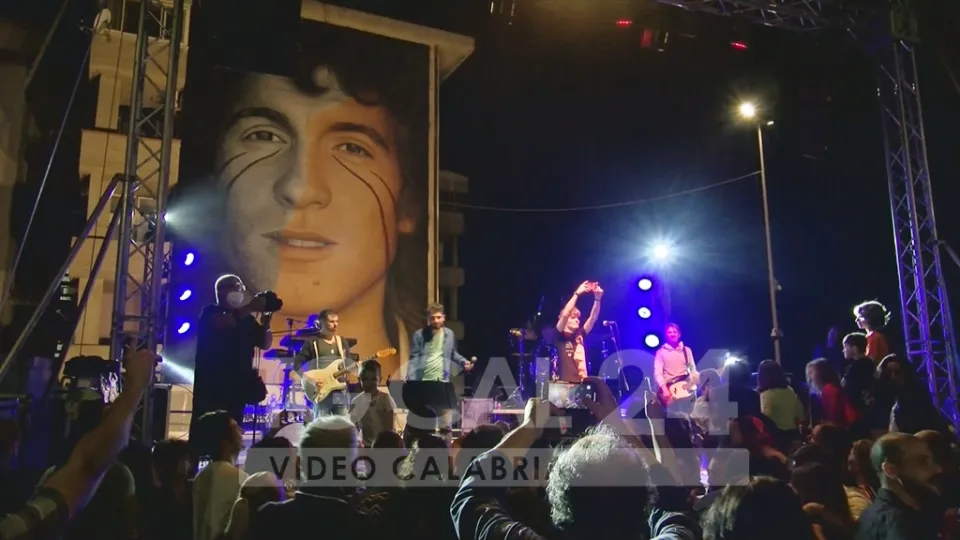 VIDEO | La Rino Gaetano band inaugura in musica il murale realizzato da Jorit a Crotone