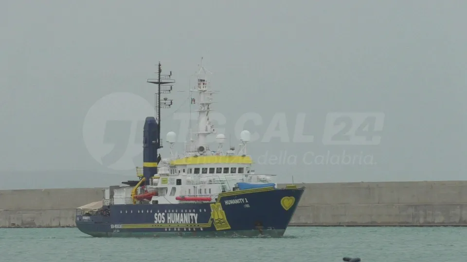 A Crotone 77 migranti salvati dalla Humanity1