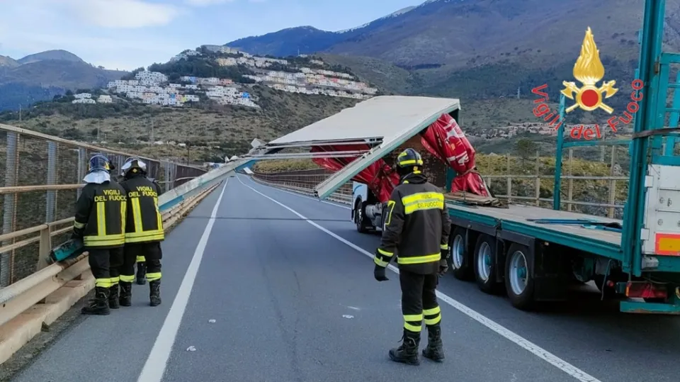 Maltempo: viabilità bloccata per le forti nevicate nel vibonese, il vento scoperchia camion nel cosentino (VIDEO)