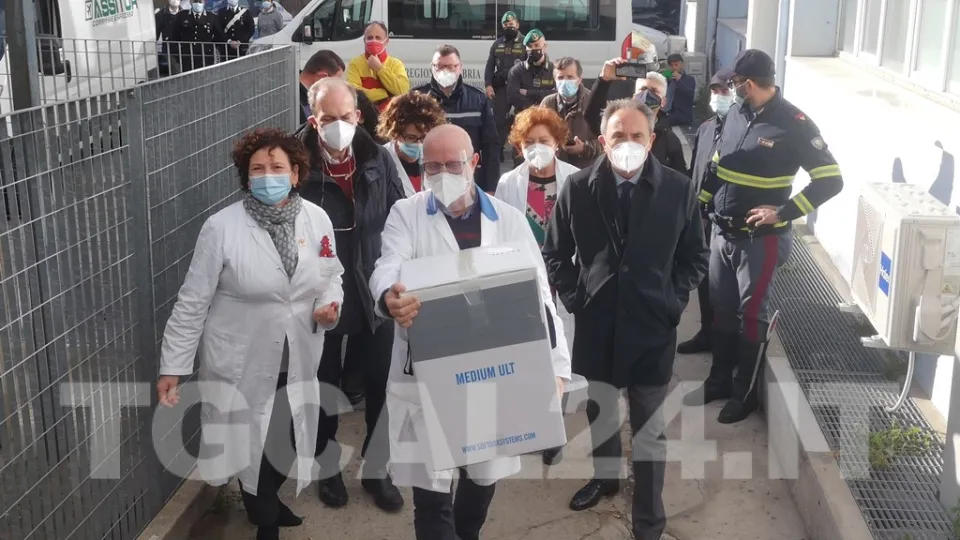 VIDEO | "Una giornata storica": consegnate a Crotone le prime 1170 dosi di vaccino contro il Covid 19