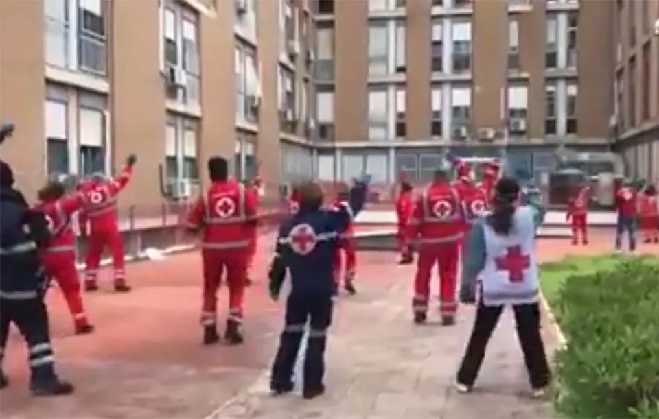 Coronavirus, i volontari della Croce rossa ballano "Baby shark" per i bimbi dell'ospedale di Bari