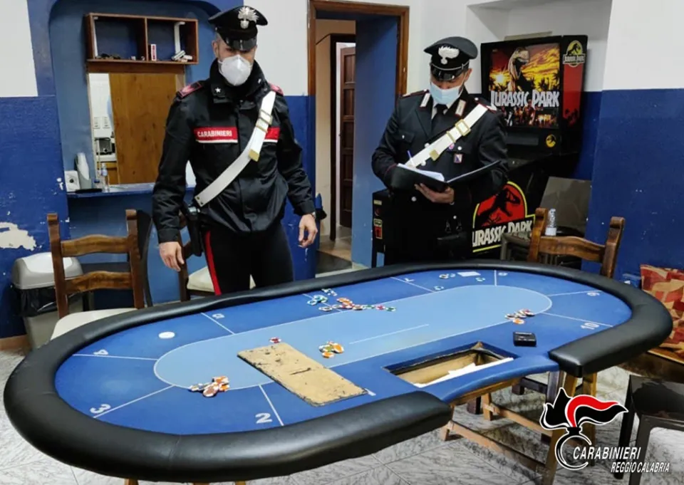 Scoperta bisca clandestina in una casa nel Reggino: denunciato il proprietario e multati i clienti per assembramento