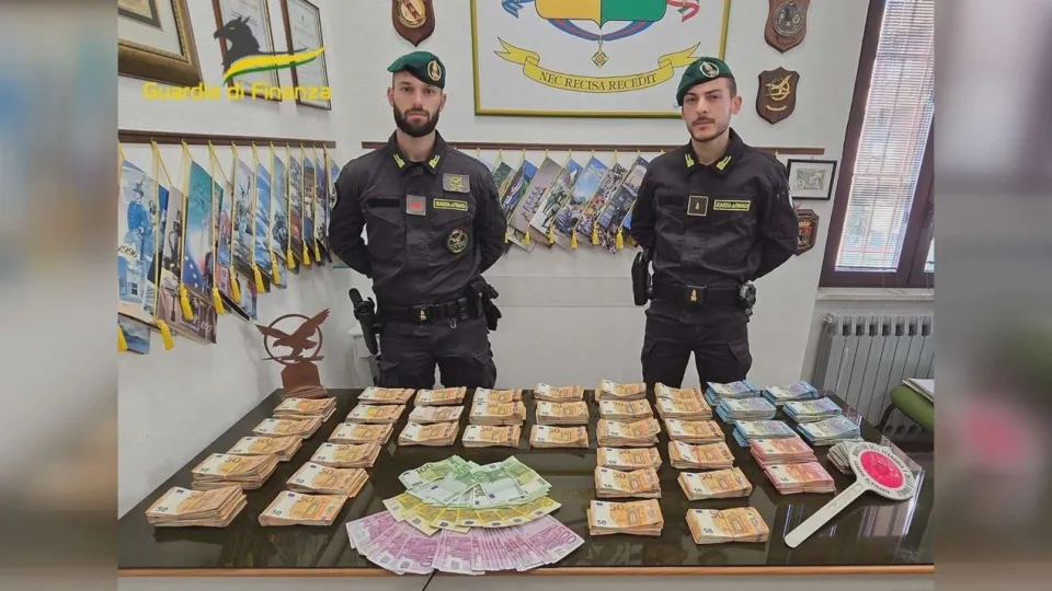 Scoperti e sequestrati 250mila euro nascosti in un'auto sulla ss 106