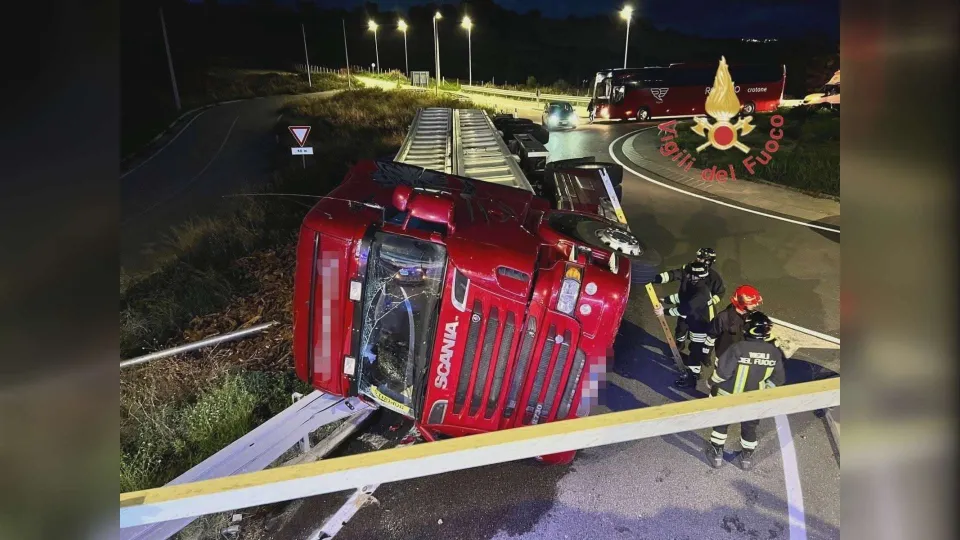 Tir si ribalta sulla ss 106 nel Crotonese: salvo il conducente