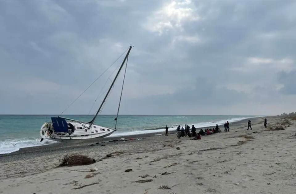 Non si fermano gli arrivi di migranti: in 100 sbarcano sulla spiaggia di Monasterace
