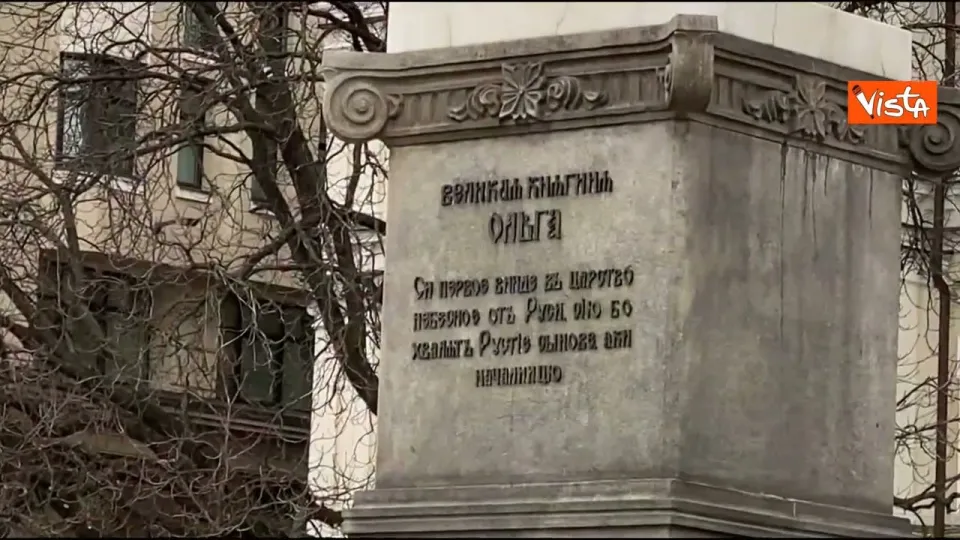 Ecco la statua della principessa Olga di Kiev con il giubbotto antiproiettile