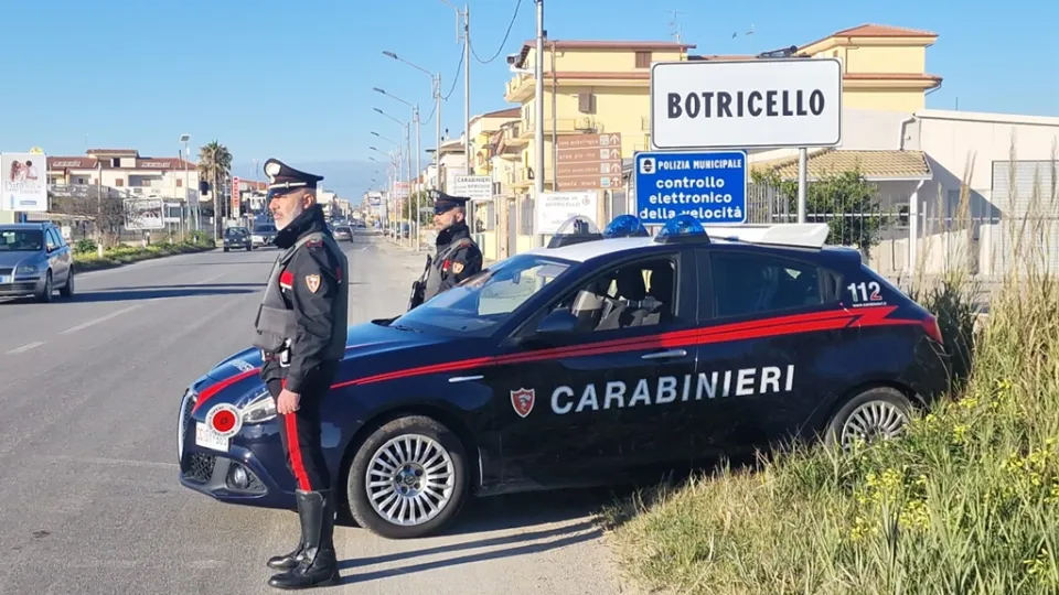 Accoltella al petto il nipote al culmine di una lite: denunciato 62enne a Botricello