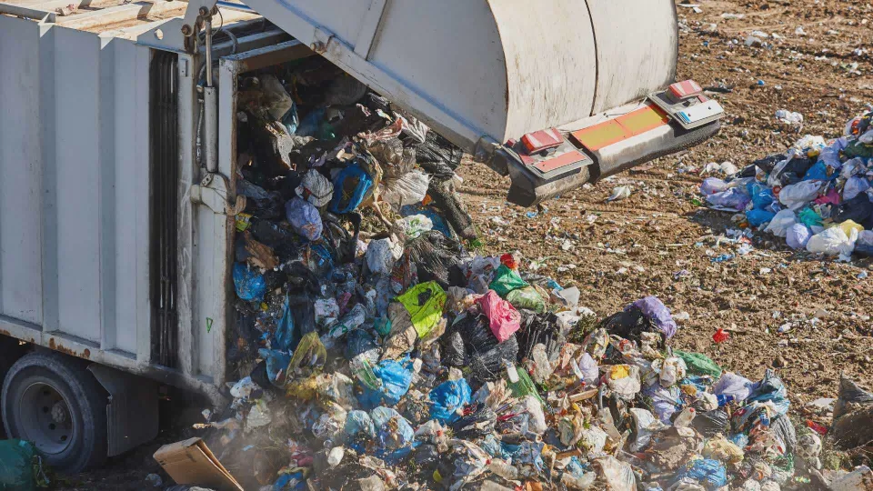Trasportavano oltre 700 chili di rifiuti speciali senza autorizzazioni: tre denunciati a Sellia