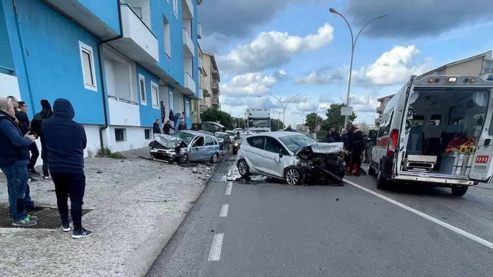 Fugge all'alt dei Carabinieri ma si schianta contro un muro: morto sul colpo