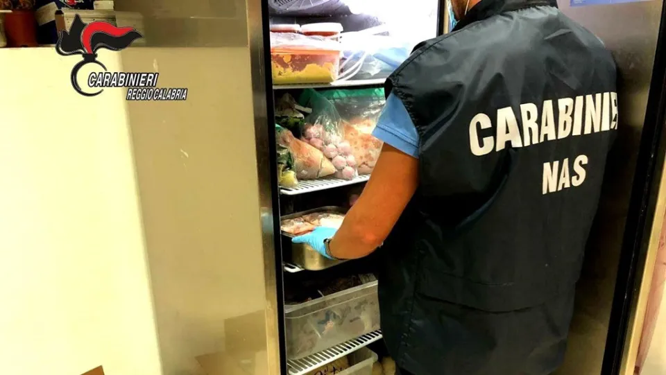 Cibo congelato e mal conservato: i Nas denunciano la titolare di un ristorante reggino