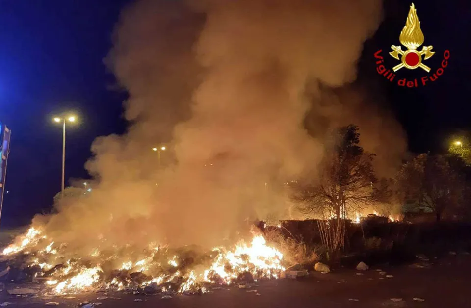 Vibo Valentia, discarica abusiva di rifiuti data alle fiamme in località Aeroporto