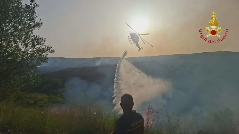 Vibonese, emergenza incendi: Vigili del Fuoco in azione su trenta roghi