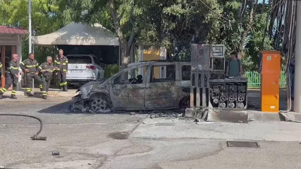 Quattro corpi carbonizzati in un’auto: s’indaga per omicidio