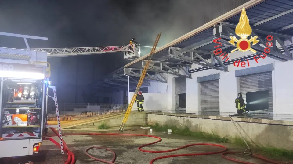 Fiamme in un capannone a Caraffa, non si esclude dolo