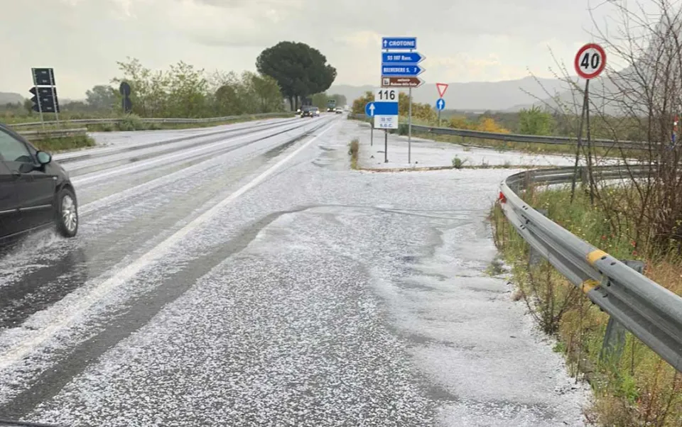 Violenta grandinata "imbianca" la strada statale 107 lungo il fiume Neto (Foto)
