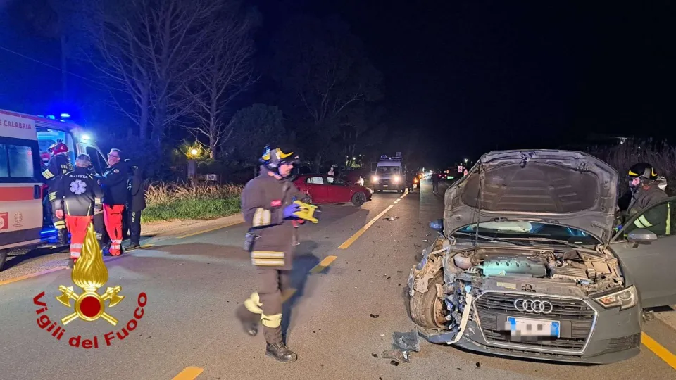 Incidente sulla SS 106: tre feriti e traffico rallentato