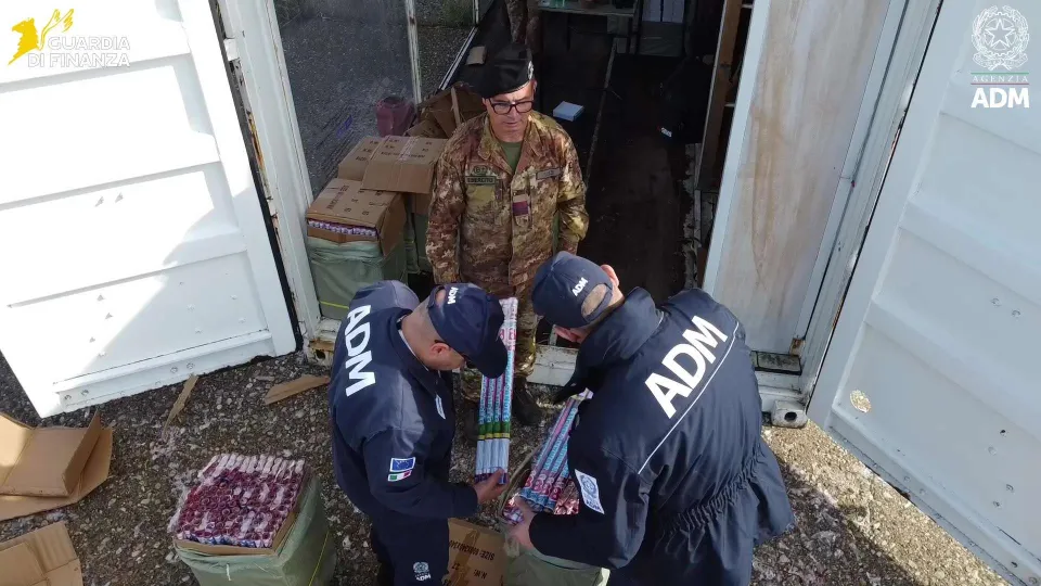 Fuochi d'artificio illegali al porto di Gioia: sequestrati 120 kg