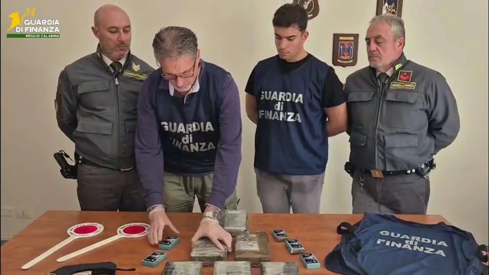 Arrestato camionista con 7 kg di droga: blitz agli imbarcaderi di Villa