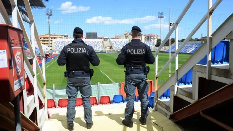 Denunciati sette ultras per l’aggressione ai calciatori del Crotone