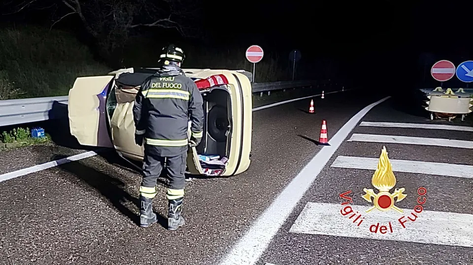 Auto si ribalta a Copanello, paura nella notte sulla Statale 106