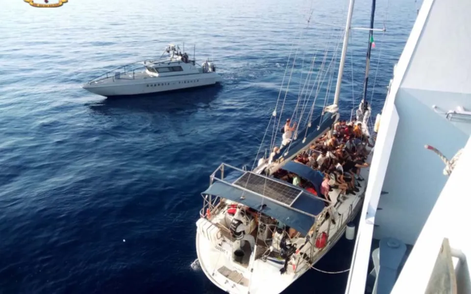 Migranti, in tre giorni due sbarchi a Crotone ed uno a Roccella