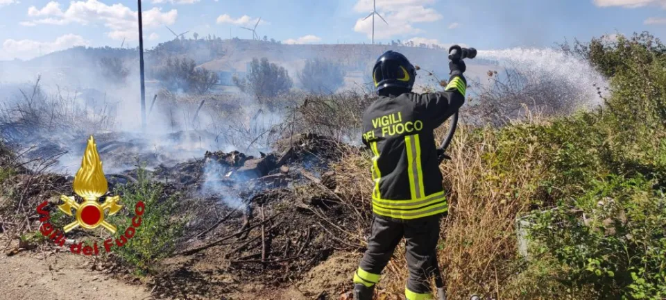 Vasto incendio nel crotonese: in corso le operazioni di soccorso con due canadair (VIDEO)