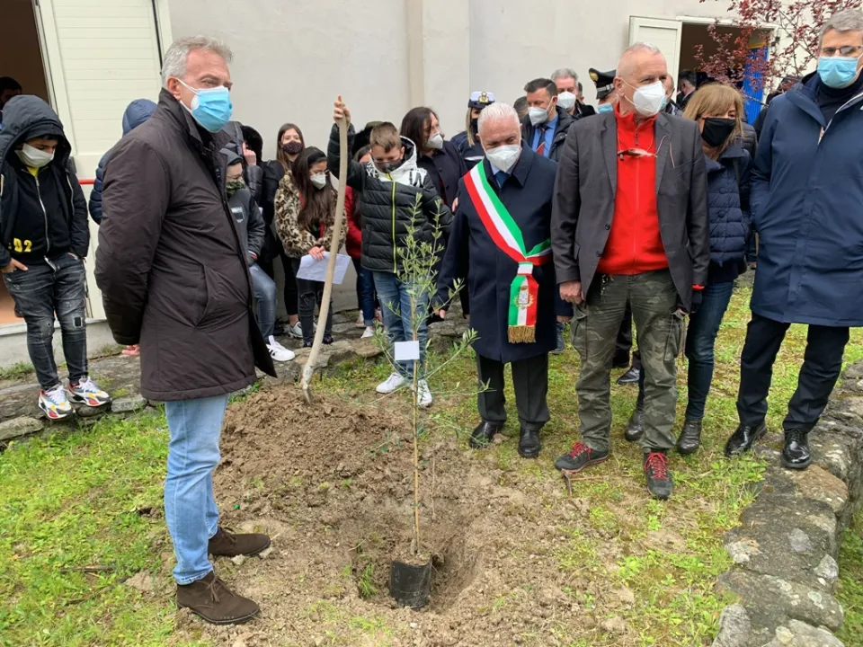 Avviato il tavolo per l'infanzia e l'adolescenza a San Luca: gli assessori Gallo e De Caprio impiantano ulivo (VIDEO)
