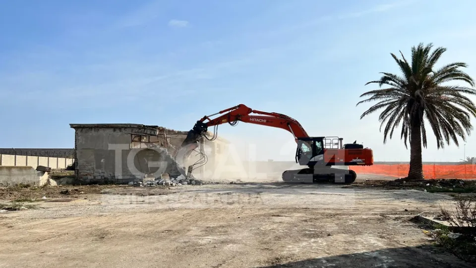 VIDEO | Partita la demolizione dei manufatti dell'ex area Sensi a Crotone