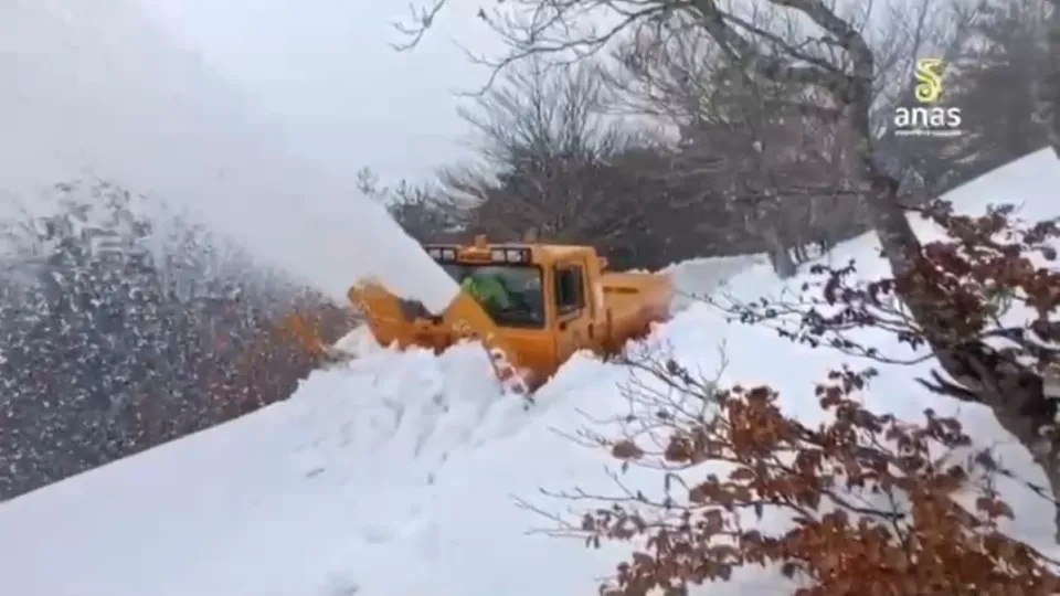 Auto bloccata in mezzo alla neve, Anas salva una famiglia