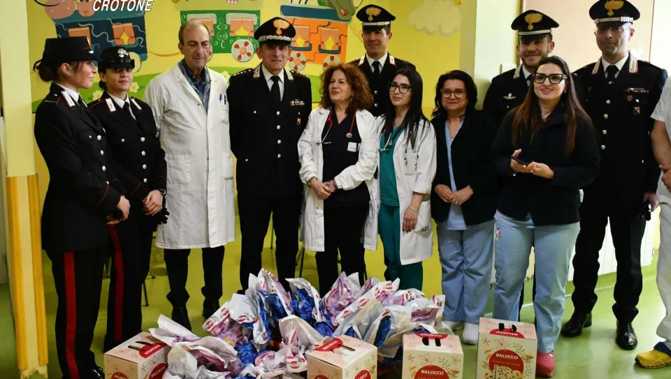 Crotone, sorpresa in Pediatria: dai Carabinieri uova di Pasqua ai piccoli pazienti