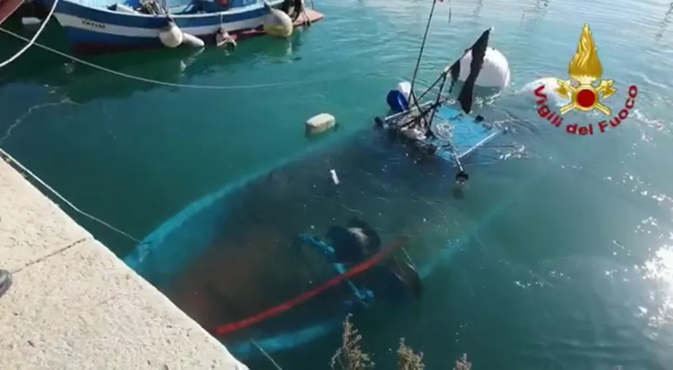 Crotone, imbarcazione da pesca affondata nel porto: l'intervento dei Vigili del Fuoco (VIDEO+FOTO)