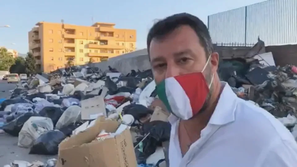 Reggio Calabria, Salvini: «Città sommersa dai rifiuti per l'incapacità del Pd»