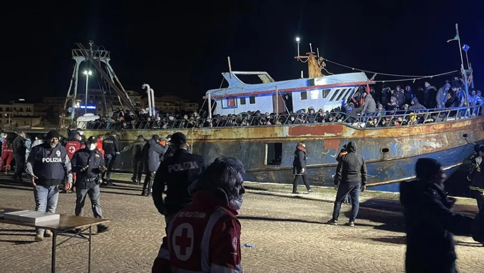 Migranti, giunto nella notte a Crotone barcone con a bordo 500 persone