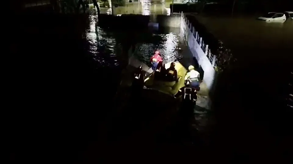 Maltempo: Vigili del fuoco in azione dopo esondazione Crati