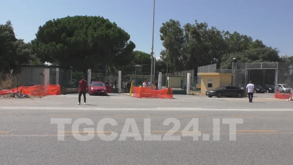 Migranti, in centodue sbarcano da un peschereccio sulla spiaggia a nord di Crotone